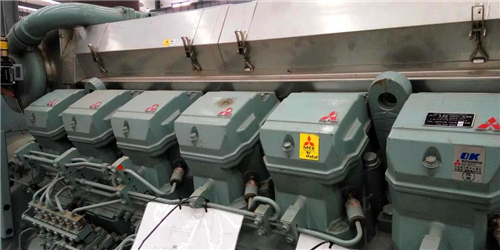 安裝三菱S12柴油發動機曲軸、主軸承瓦